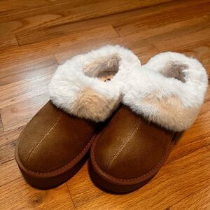 NWOT Wild Fable Platform Slippers